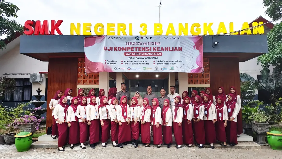 Uji Sertifikasi Kompetensi (Serkom) Keahlian Akuntansi dengan Skema Kualifikasi II (Teknisi Akuntansi Yunior) Klaster Penyusunan Laporan Keuangan Berbasis SAK ETAP bertempat di Lab. Akuntansi SMKN 3 Bangkalan.